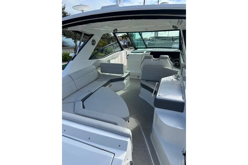 Slide: The Image of Sea Ray Sundancer 320 Coupe Outboard 2025 - 29