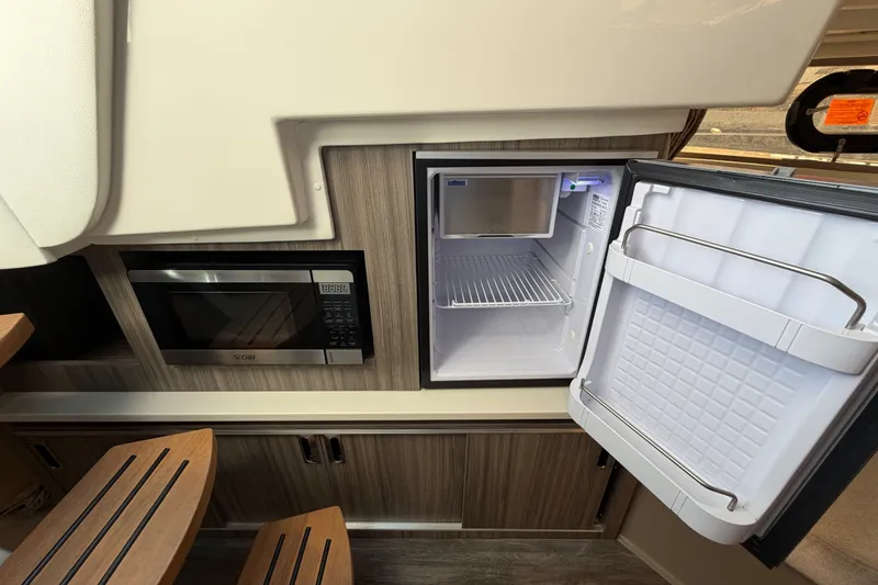 Slide: The Image of Sea Ray Sundancer 320 Coupe Outboard 2025 - 23