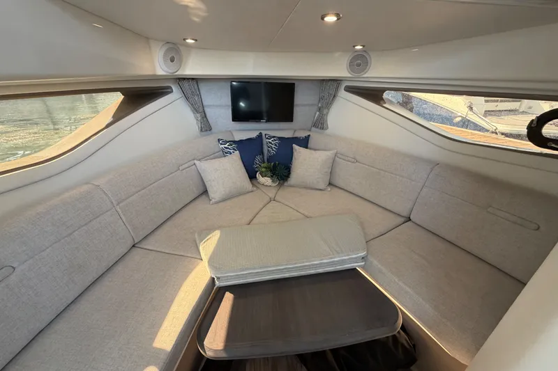 Slide: The Image of Sea Ray Sundancer 320 Coupe Outboard 2025 - 22