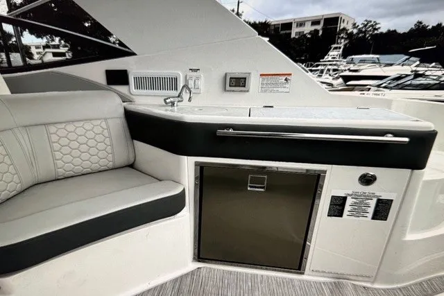 Slide: The Image of Sea Ray Sundancer 320 Coupe Outboard 2025 - 28