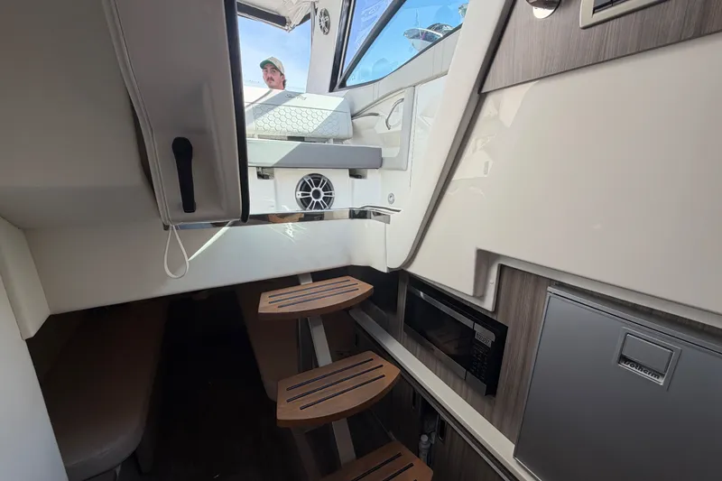 Slide: The Image of Sea Ray Sundancer 320 Coupe Outboard 2025 - 20