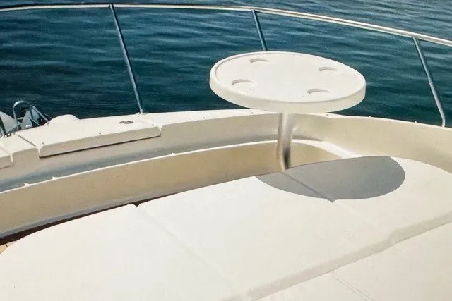 Slide: The Image of Sea Ray Sundancer 320 Coupe Outboard 2025 - 30