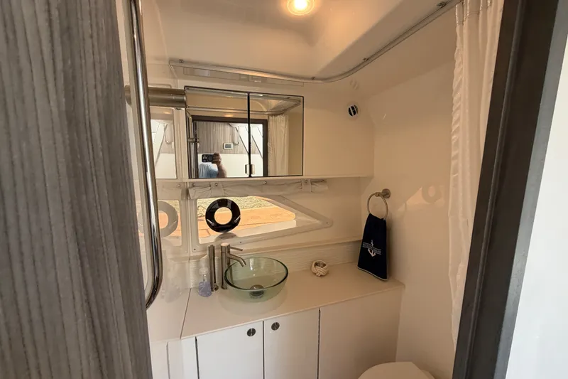 Slide: The Image of Sea Ray Sundancer 320 Coupe Outboard 2025 - 18