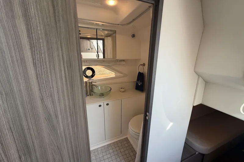 Slide: The Image of Sea Ray Sundancer 320 Coupe Outboard 2025 - 19