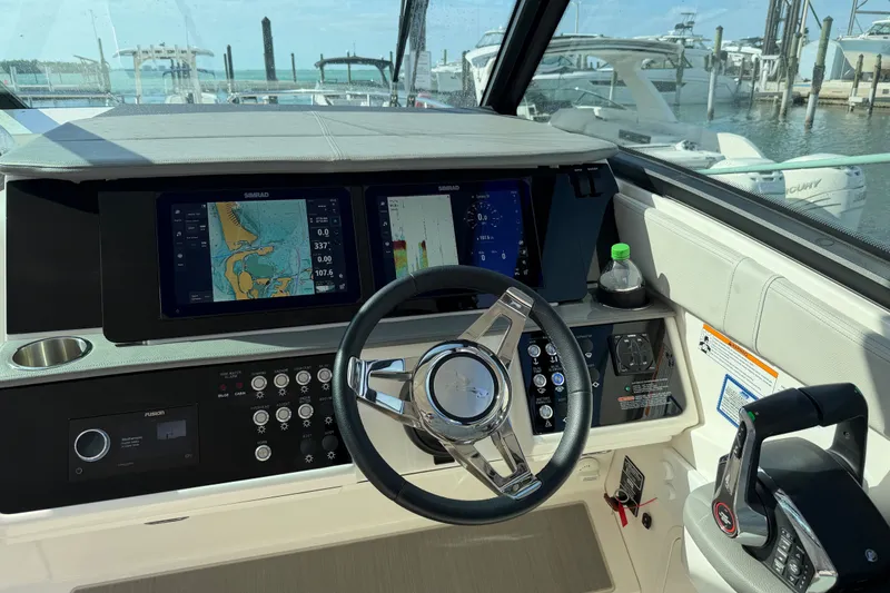 Slide: The Image of Sea Ray Sundancer 320 Coupe Outboard 2025 - 14