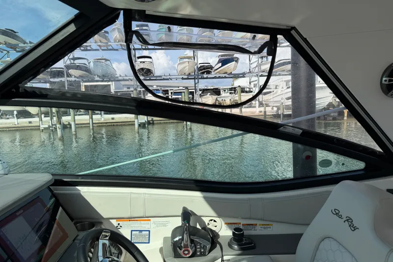 Slide: The Image of Sea Ray Sundancer 320 Coupe Outboard 2025 - 15