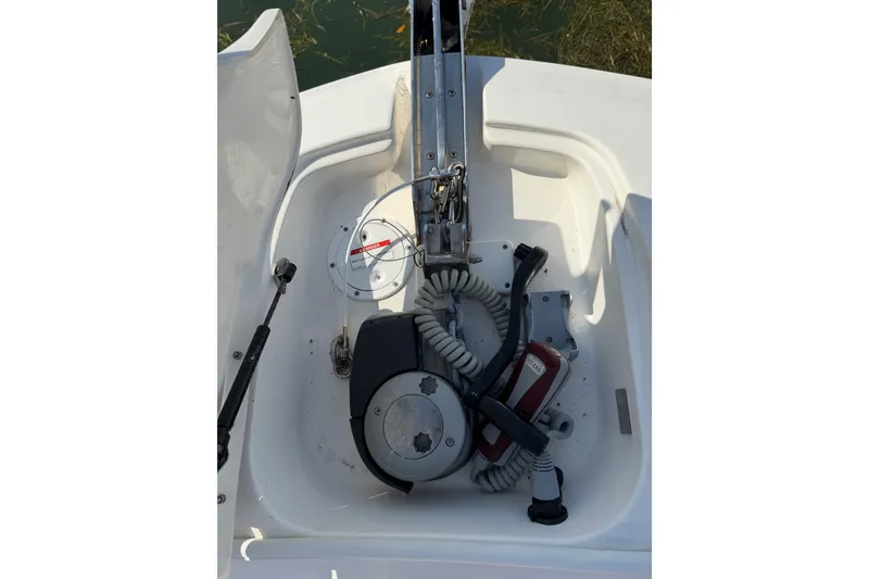 Slide: The Image of Sea Ray Sundancer 320 Coupe Outboard 2025 - 17