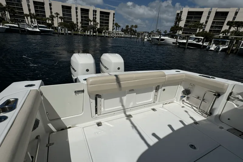 Slide: The Image of Boston Whaler 330 OUTRAGE 2016 - 11