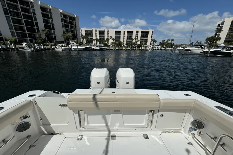 Slide: The Image of Boston Whaler 330 OUTRAGE 2016 - 12