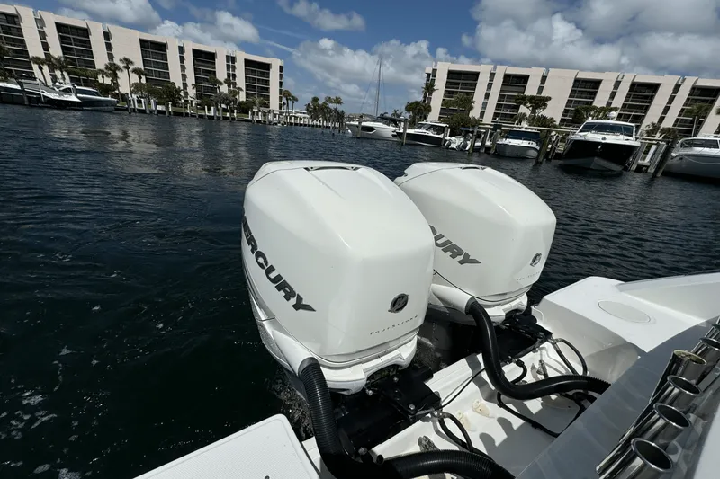 Slide: The Image of Boston Whaler 330 OUTRAGE 2016 - 14