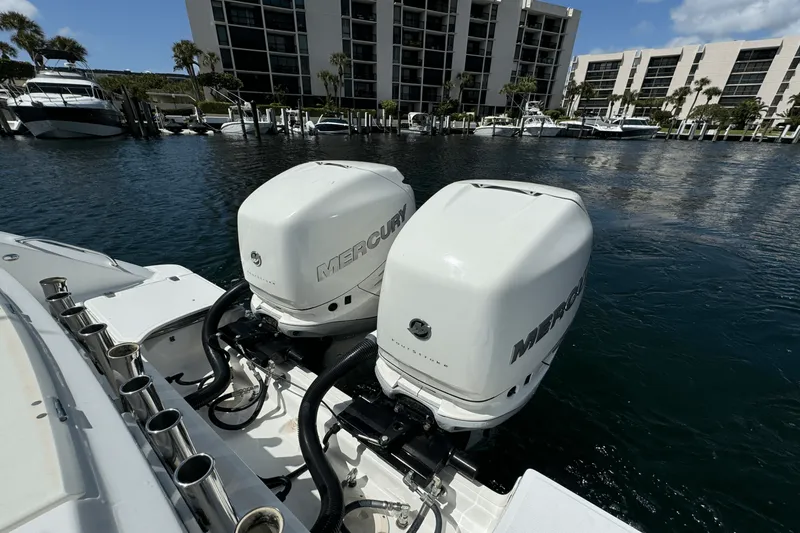 Slide: The Image of Boston Whaler 330 OUTRAGE 2016 - 15