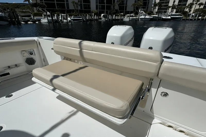 Slide: The Image of Boston Whaler 330 OUTRAGE 2016 - 16