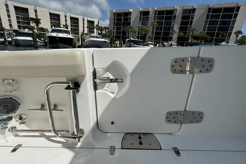 Slide: The Image of Boston Whaler 330 OUTRAGE 2016 - 17