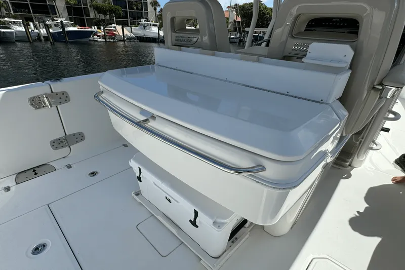 Slide: The Image of Boston Whaler 330 OUTRAGE 2016 - 18