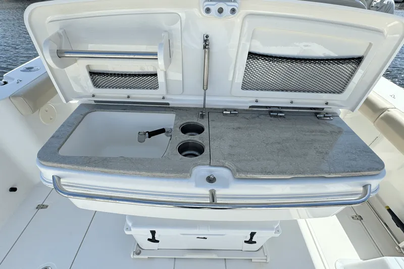 Slide: The Image of Boston Whaler 330 OUTRAGE 2016 - 19