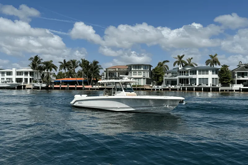 Slide: The Image of Boston Whaler 330 OUTRAGE 2016 - 2