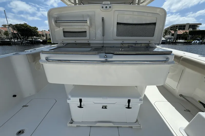 Slide: The Image of Boston Whaler 330 OUTRAGE 2016 - 20