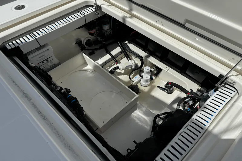 Slide: The Image of Boston Whaler 330 OUTRAGE 2016 - 21