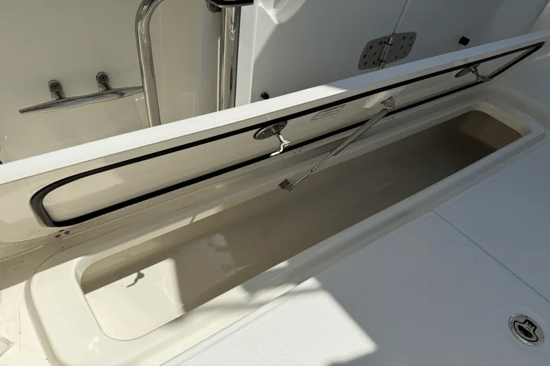 Slide: The Image of Boston Whaler 330 OUTRAGE 2016 - 22