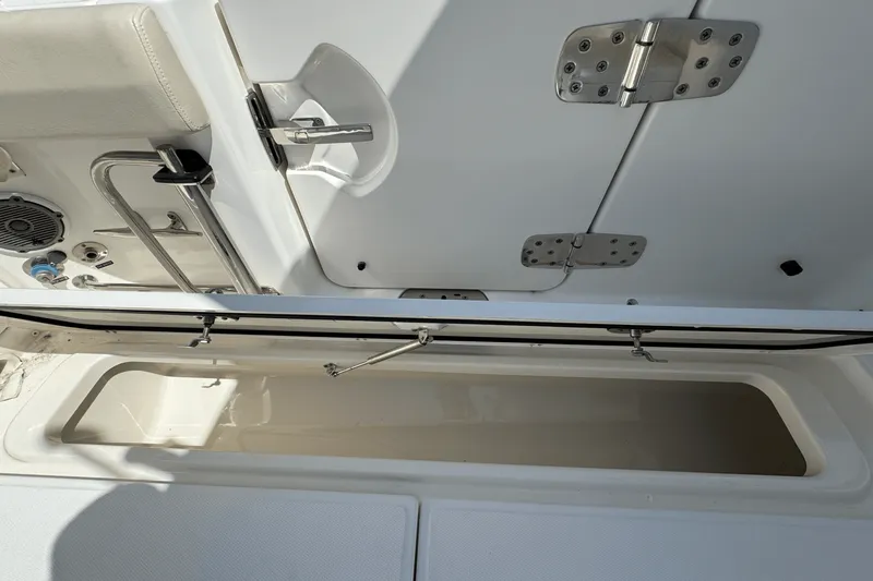 Slide: The Image of Boston Whaler 330 OUTRAGE 2016 - 23