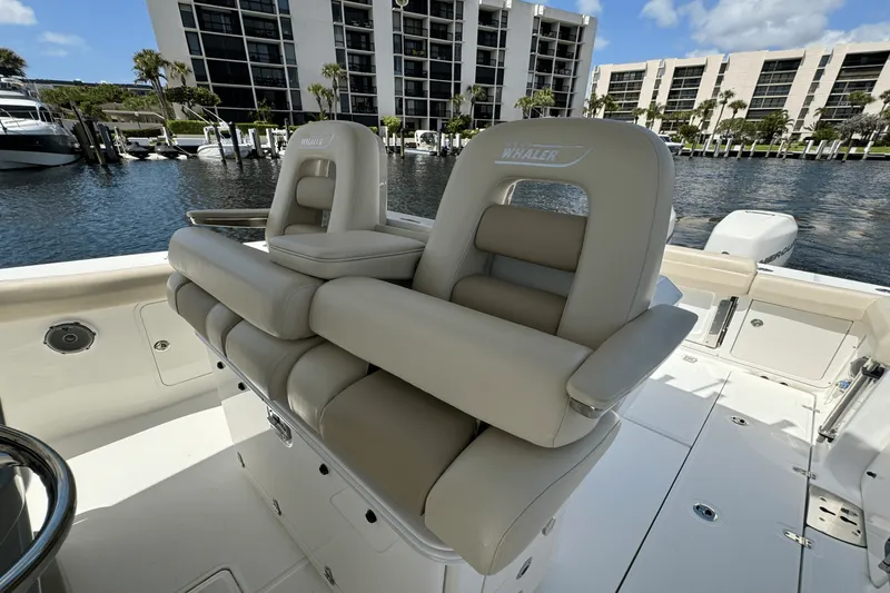 Slide: The Image of Boston Whaler 330 OUTRAGE 2016 - 24