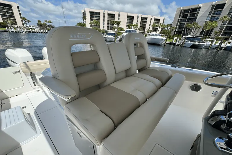 Slide: The Image of Boston Whaler 330 OUTRAGE 2016 - 25