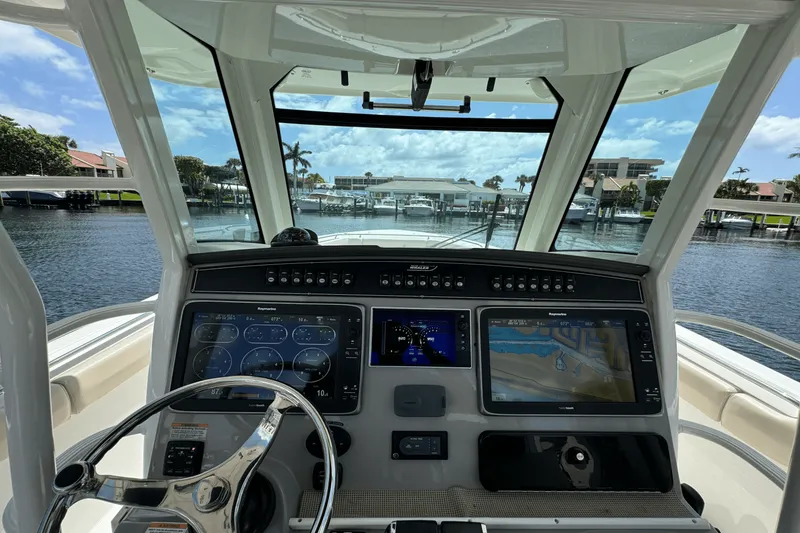 Slide: The Image of Boston Whaler 330 OUTRAGE 2016 - 26