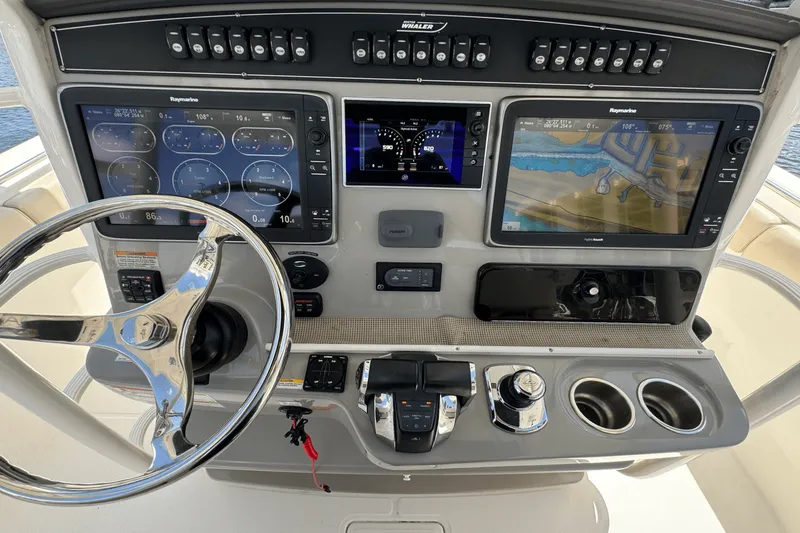 Slide: The Image of Boston Whaler 330 OUTRAGE 2016 - 28