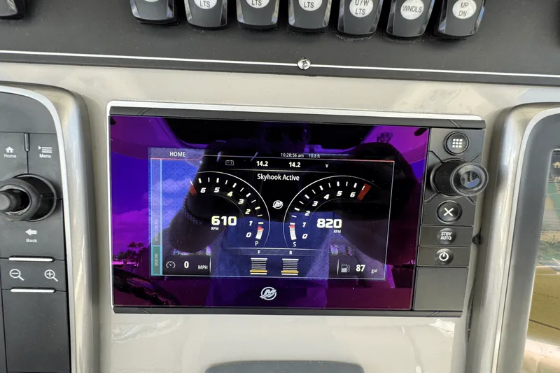 Slide: The Image of Boston Whaler 330 OUTRAGE 2016 - 29