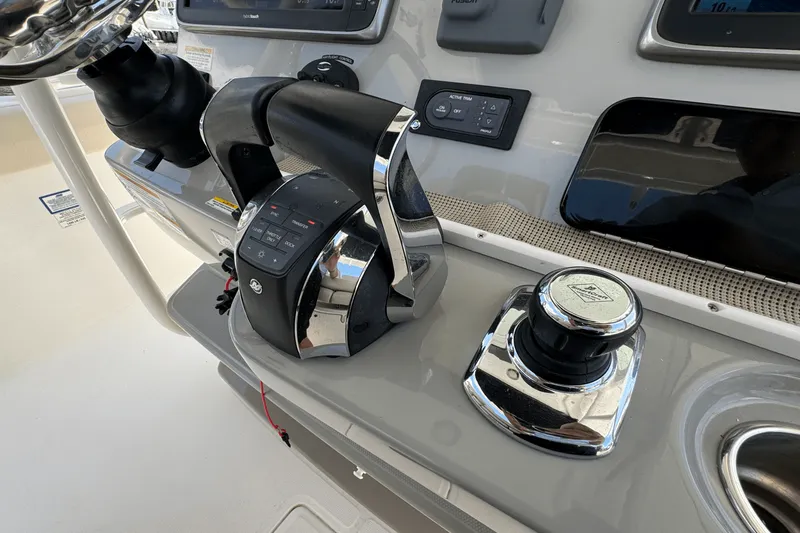 Slide: The Image of Boston Whaler 330 OUTRAGE 2016 - 30
