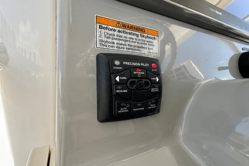 Slide: The Image of Boston Whaler 330 OUTRAGE 2016 - 31