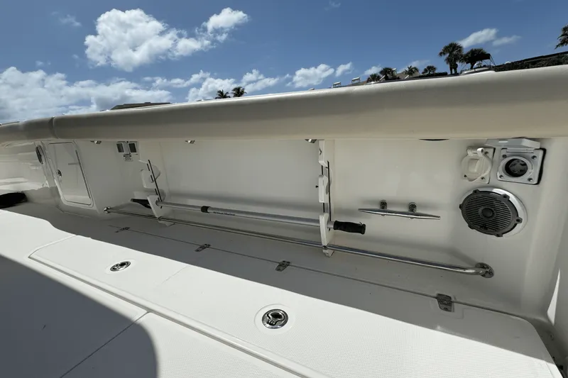 Slide: The Image of Boston Whaler 330 OUTRAGE 2016 - 32