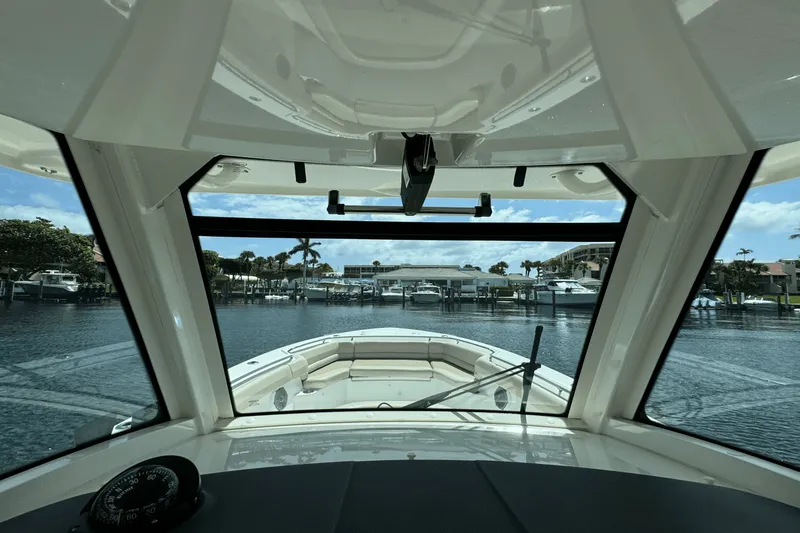 Slide: The Image of Boston Whaler 330 OUTRAGE 2016 - 33