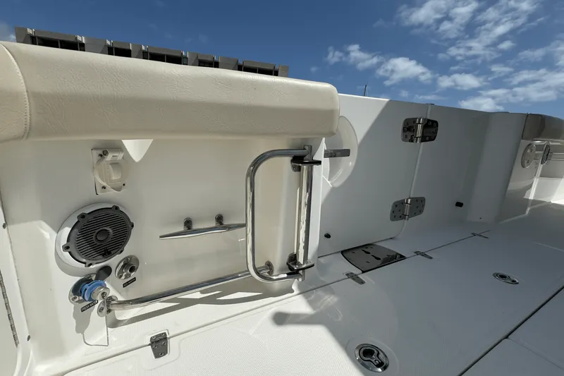 Slide: The Image of Boston Whaler 330 OUTRAGE 2016 - 34