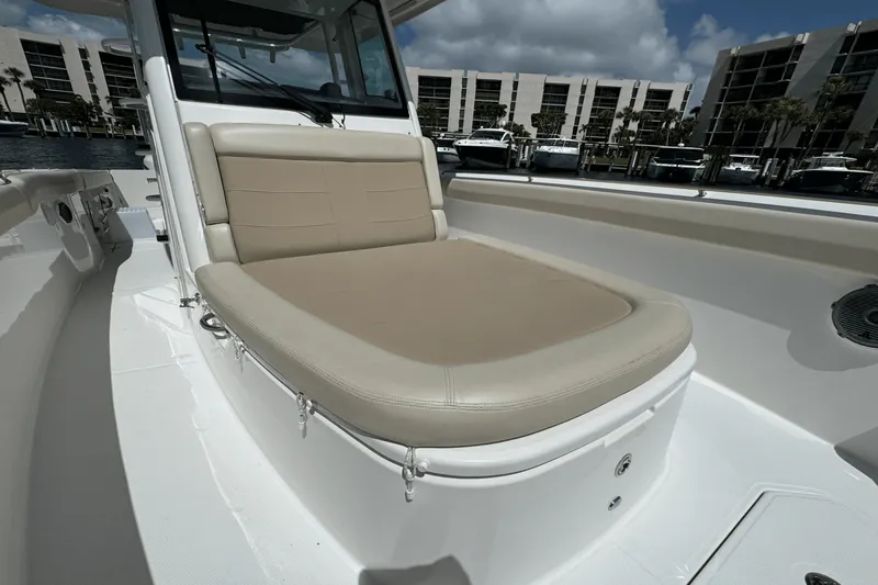 Slide: The Image of Boston Whaler 330 OUTRAGE 2016 - 37