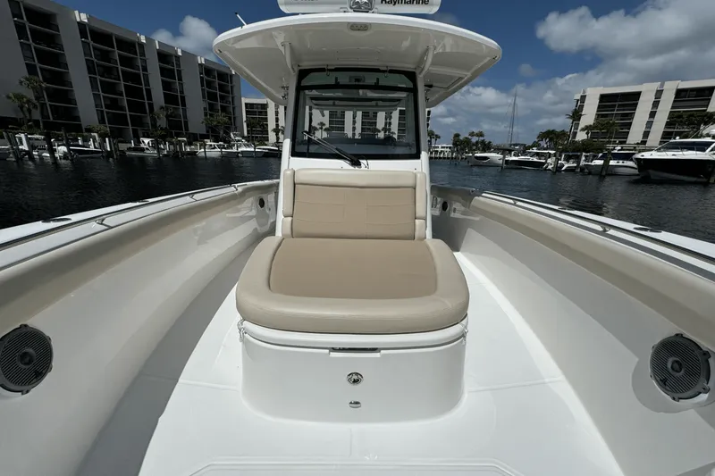 Slide: The Image of Boston Whaler 330 OUTRAGE 2016 - 38
