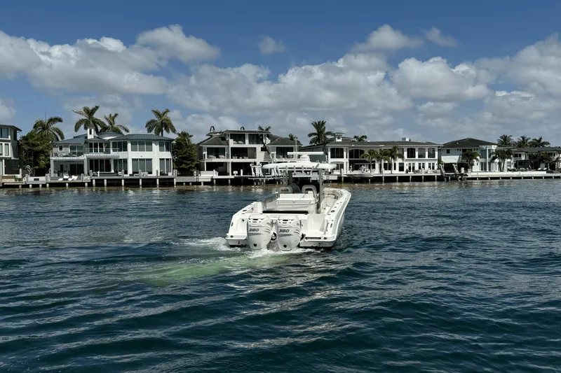 Slide: The Image of Boston Whaler 330 OUTRAGE 2016 - 4