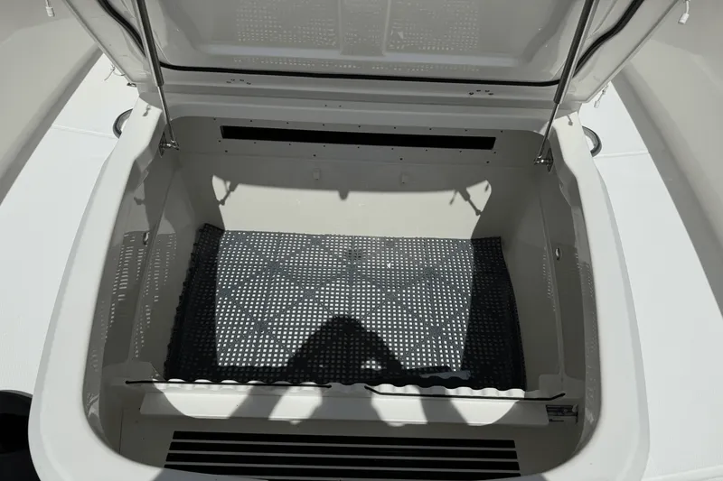 Slide: The Image of Boston Whaler 330 OUTRAGE 2016 - 40