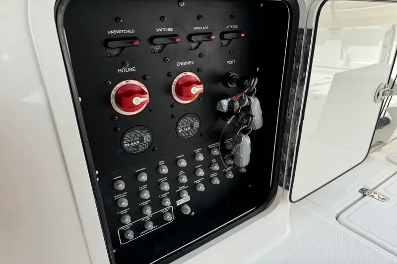 Slide: The Image of Boston Whaler 330 OUTRAGE 2016 - 41