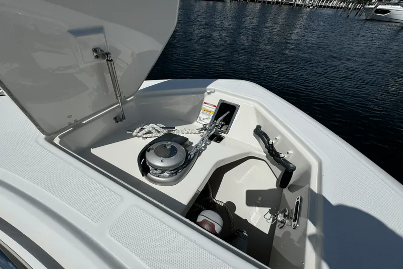 Slide: The Image of Boston Whaler 330 OUTRAGE 2016 - 42