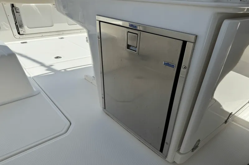 Slide: The Image of Boston Whaler 330 OUTRAGE 2016 - 43