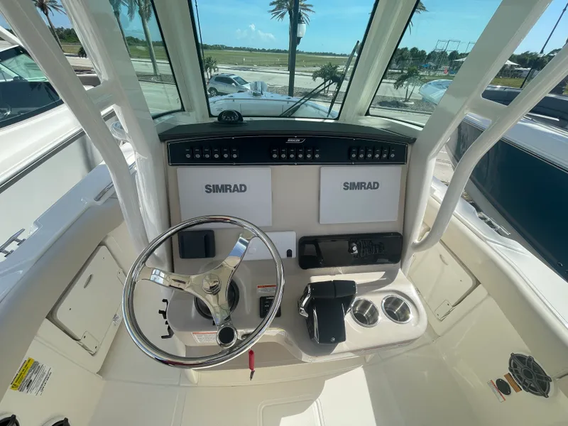 Slide: The Image of Boston Whaler 250 Outrage 2026 - 10