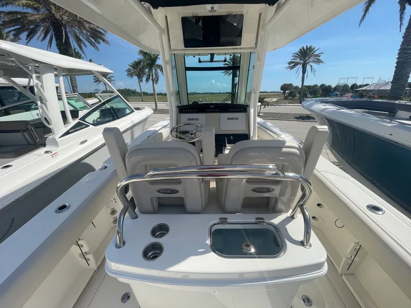 Slide: The Image of Boston Whaler 250 Outrage 2026 - 12
