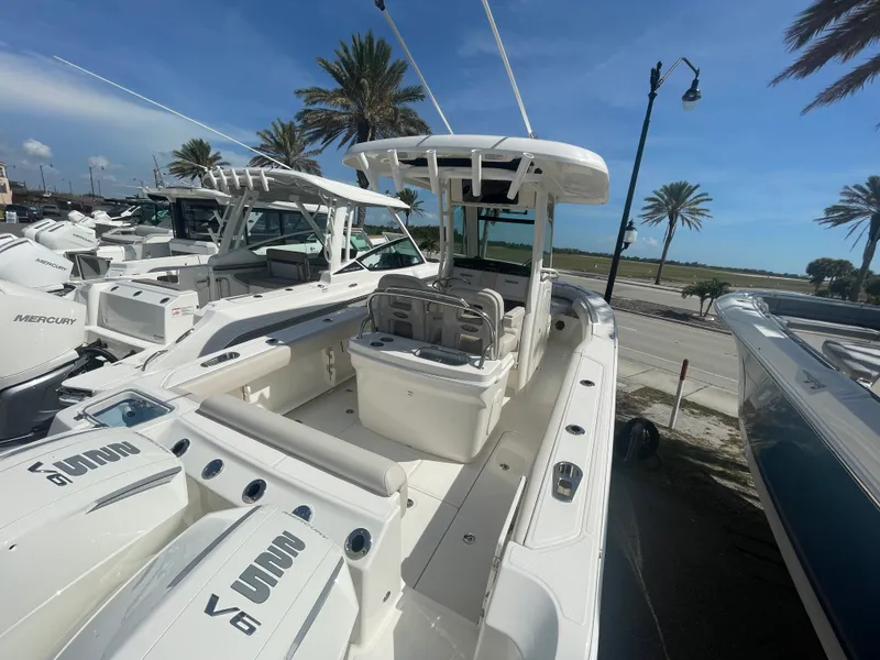 Slide: The Image of Boston Whaler 250 Outrage 2026 - 4