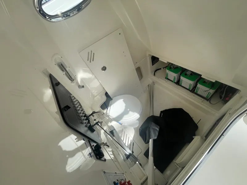 Slide: The Image of Boston Whaler 250 Outrage 2026 - 5