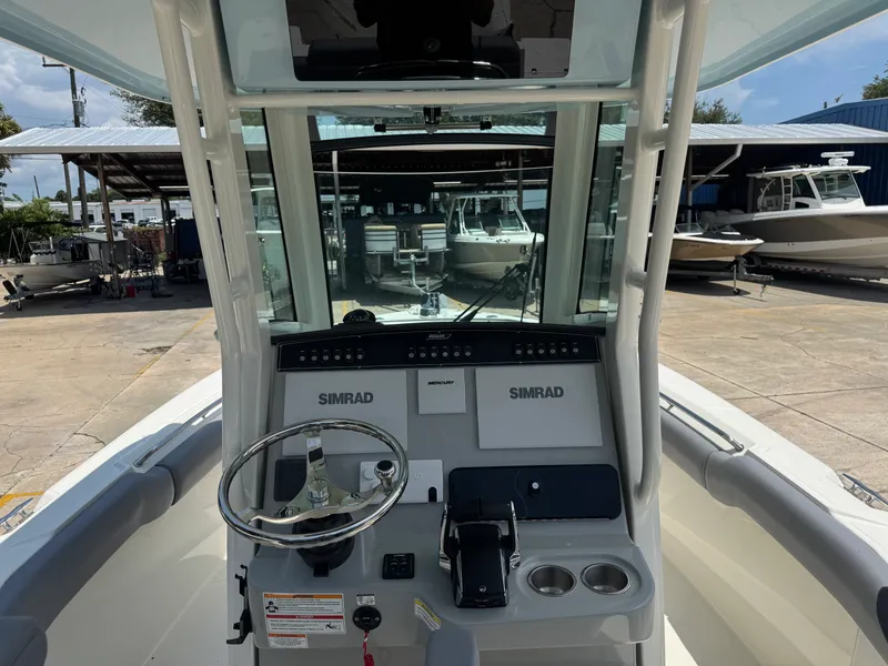 Slide: The Image of Boston Whaler 250 Outrage 2026 - 10