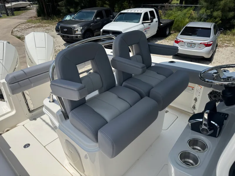 Slide: The Image of Boston Whaler 250 Outrage 2026 - 8