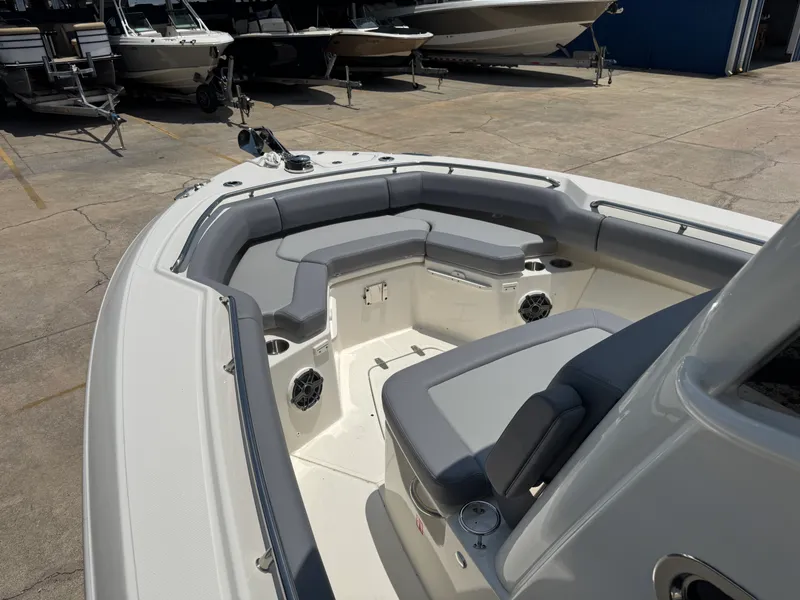 Slide: The Image of Boston Whaler 250 Outrage 2026 - 11