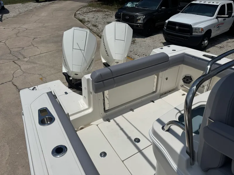 Slide: The Image of Boston Whaler 250 Outrage 2026 - 4