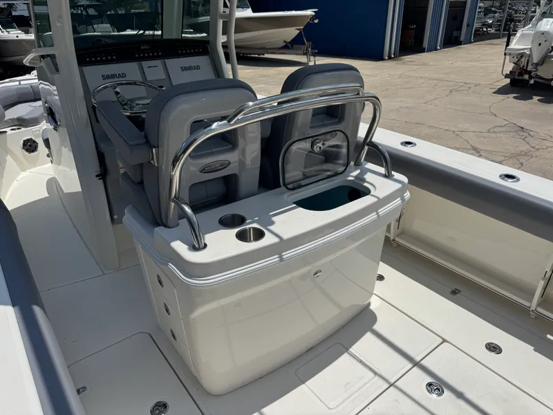 Slide: The Image of Boston Whaler 250 Outrage 2026 - 5